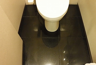 トイレ床御影石研磨施工後