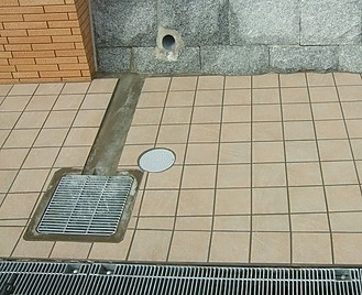 個人様邸(擁壁石材・外溝床タイル)施工